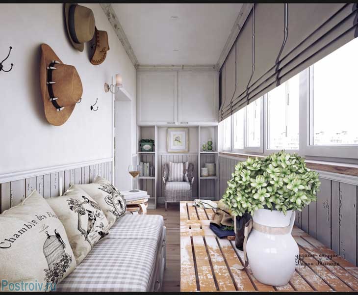 Балкон, отделанный в стиле прованс. Фото