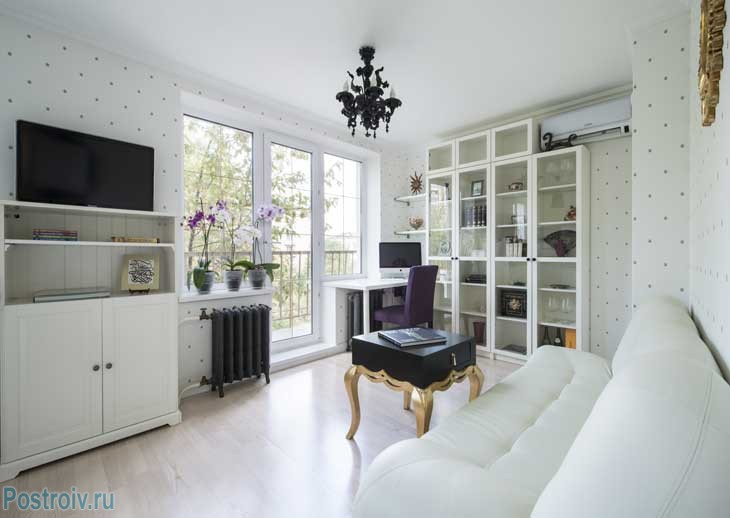 интерьер однокомнатной однушки в панельном доме. Обои белого цвета. Черные элементы декора. Фото интерьер однокомнатной однушки в панельном доме. Обои белого цвета. Черные элементы декора. Фото