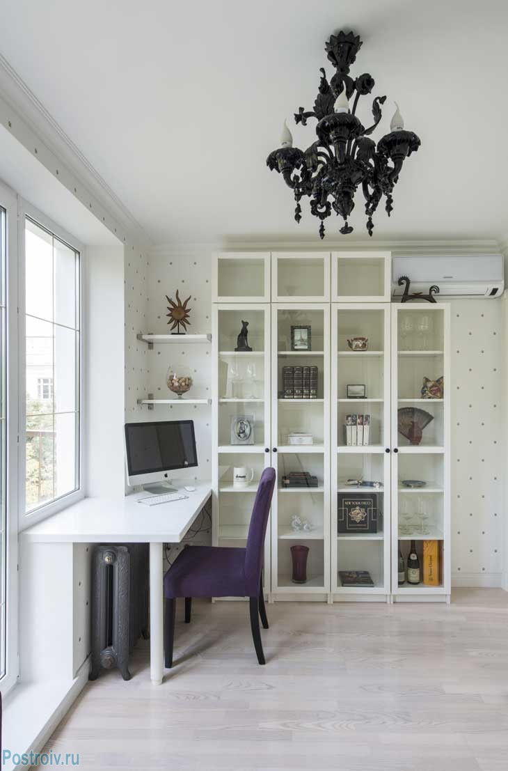 Стол-подоконник вместо обычного компьютерного стола. Чугунные радиаторы и люстра. Белый паркет. Фото Стол-подоконник вместо обычного компьютерного стола. Чугунные радиаторы и люстра. Белый паркет. Фото