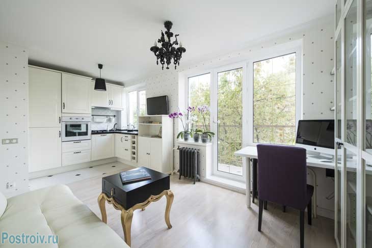 Белый покрашенный потолок с широким потолочным плинтусом. Очень красивое сочетание для гостиной. Фото