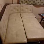 Маленькая кухня с угловым диваном фото