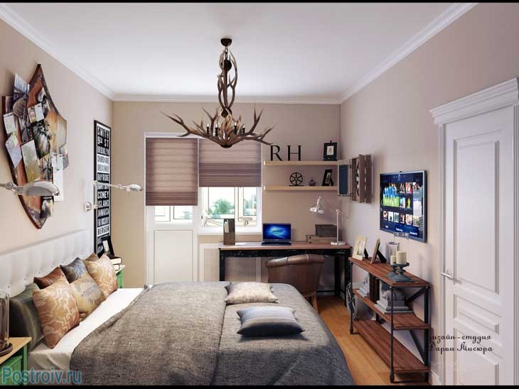 Интерьер кабинета с большой кроватью. Дизайнерская люстра из рогов - Фото