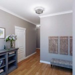 Узкий коридор с зеркалом и скамьей - Фото