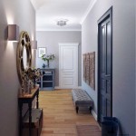 Узкий коридор с зеркалом и скамьей - Фото