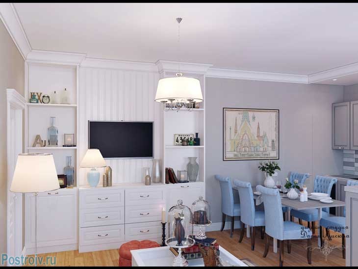 Гостиная-столовая 20-25 кв. м. в стиле нео классика. Светлые стены и потолок. Фото