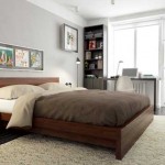 Дизайн отдельной спальни с большой кроватью. С рабочим столом у окна - Фото