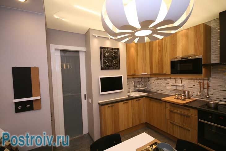 Встроенная бытовая техника на кухне экономит пространство - Фото