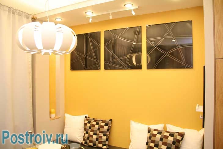 Декорирование кухни: зеркала на стенах, оригинальные чехлы на подушках, шторы на кухне - Фото