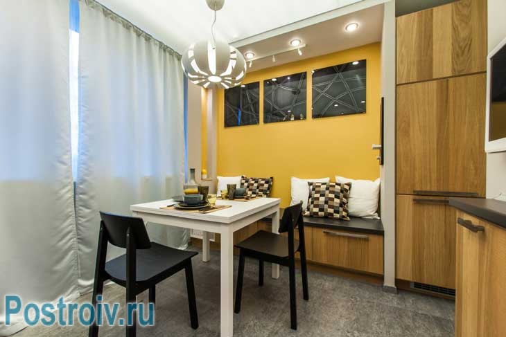 Точечные светильники в обеденной зоне разделяют пространство - Фото