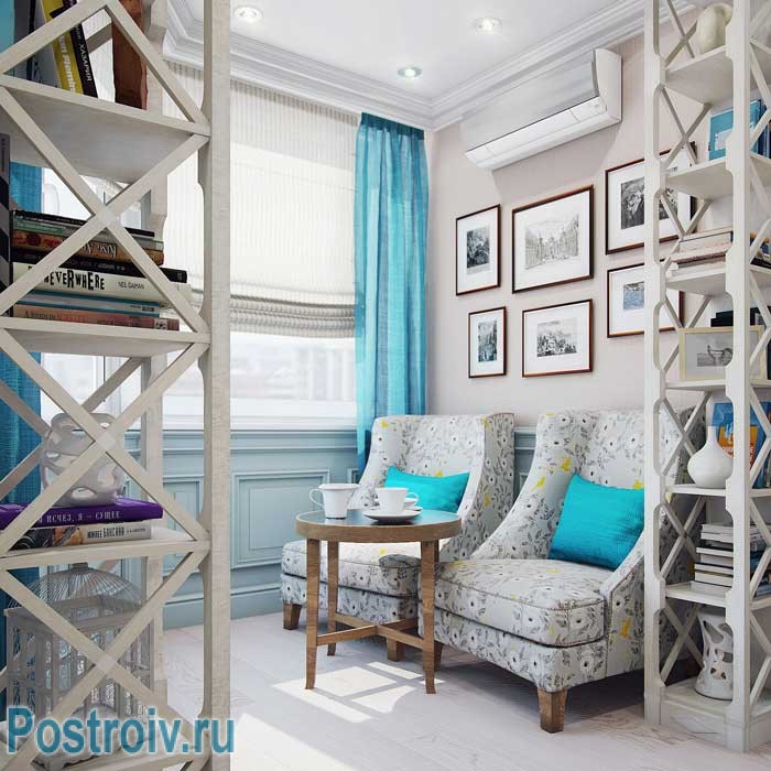 Небольшой кабинет в спальне. Голубые шторы на окнах Небольшой кабинет в спальне. Голубые шторы на окнах