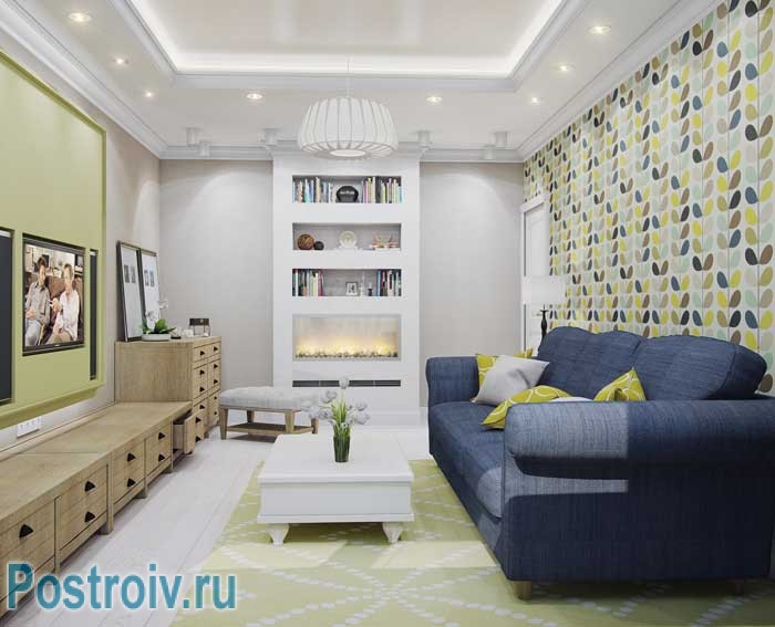 Двухуровневый потолок в интерьере гостиной. Синий диван в гостиной Двухуровневый потолок в интерьере гостиной. Синий диван в гостиной