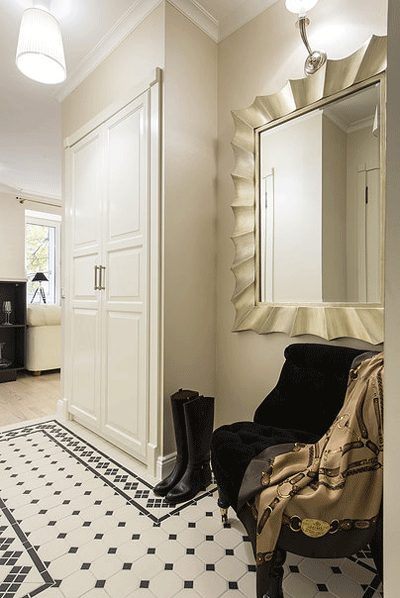 Большое зеркало в рамке в прихожей. Дизайн маленького коридора 4-6 кв. м. - Фото Большое зеркало в рамке в прихожей и шкаф для верхней одежды. Дизайн маленького коридора 4-6 кв. м. - Фото Большое зеркало в рамке в прихожей и шкаф для верхней одежды. Дизайн маленького коридора 4-6 кв. м. - Фото