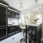 Дизайн длинной, узкой, маленькой кухни с черными фасадами и белой глянцевой плиткой на полу - Фото