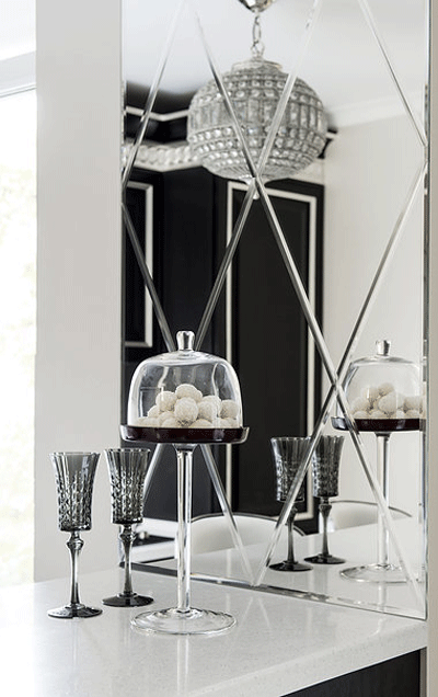 Зеркало в гостиной у барной стойки - Фото