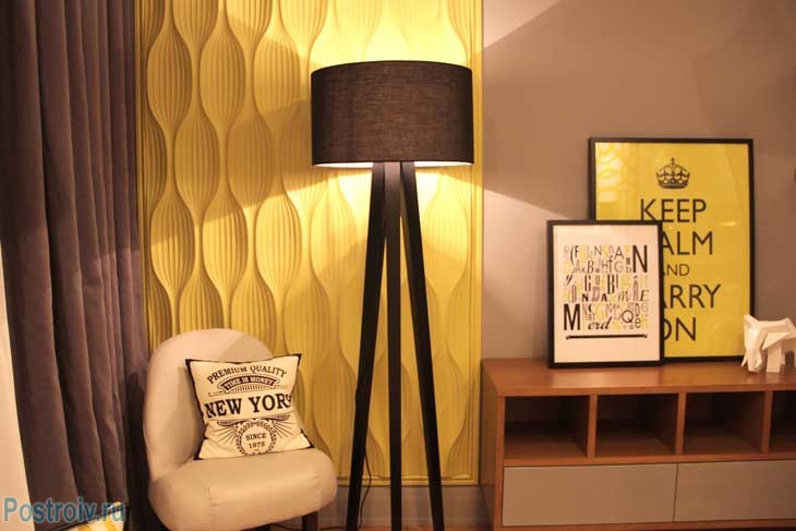 Модный торшер на треноге в дизайне спальни 14 кв. м. - Фото
