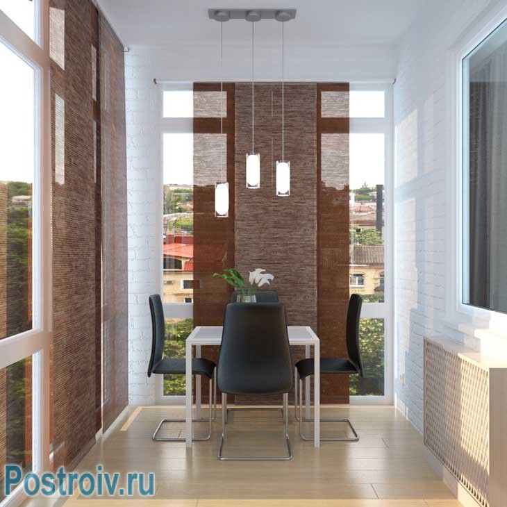 Лоджия с большими окнами до пола. Столик со стульями для кофе - Фото Лоджия с большими окнами до пола. Столик со стульями для кофе - Фото