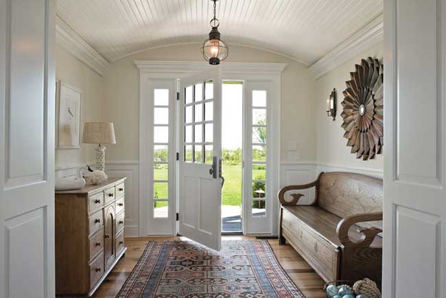 Дизайн прихожей в классическом стиле в светлых тонах