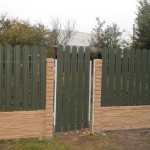 figurnyy-shtaketnik-ustanovlennyy-na-osnovu-iz-kirpicha-otdelann