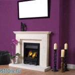 Фиолетовый цвет над камином. Фото