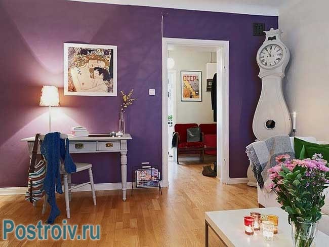 Акцентная стена фиолетового цвета в интерьере гостиной. Фото
