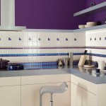 Фиолетовая стена на кухне с белым гарнитуром
