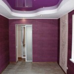 Фиолетовые обои в комнате. Фото
