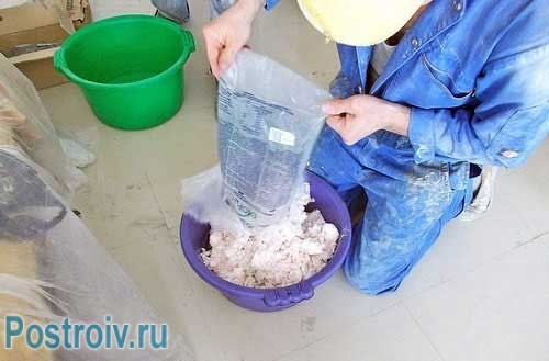 Смешивание компонентов жидких обоев перед нанесением на стены