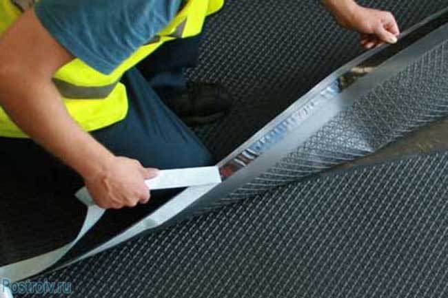 Как сделать гидроизоляцию пола в ванной с помощью рулонных материалов?