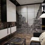 Интерьер гостиной 16 кв. м.: постеры с изображением Бостона на стенах - Фото