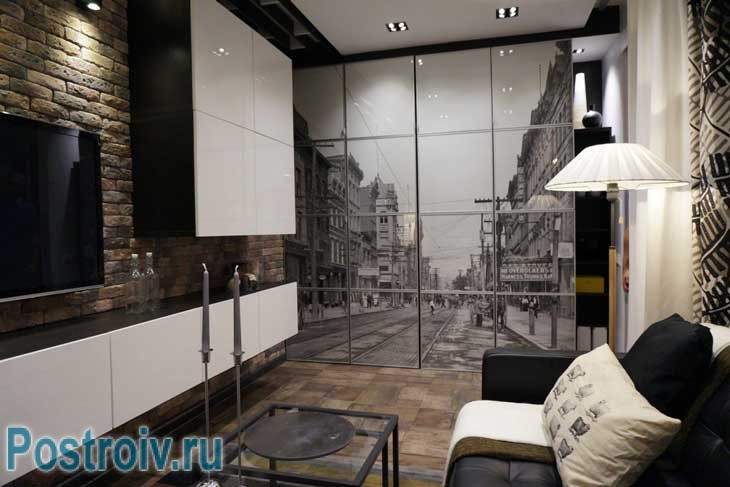 Интерьер гостиной 16 кв. м.: постеры с изображением Бостона на стенах - Фото Интерьер гостиной 16 кв. м.: постеры с изображением Бостона на стенах - Фото