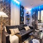 Оформление гостиной 16 кв. м.: небольшой кожаный диван у стены - Фото