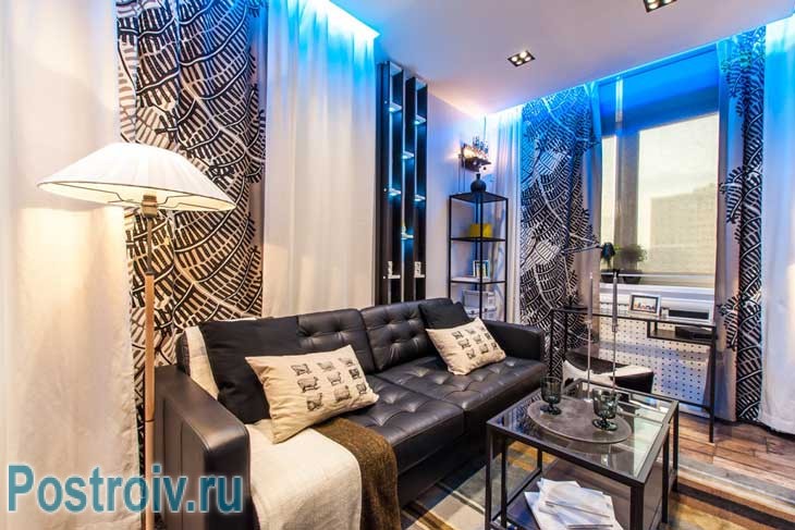 Оформление гостиной 16 кв. м.: небольшой кожаный диван у стены - Фото Оформление гостиной 16 кв. м.: небольшой кожаный диван у стены - Фото