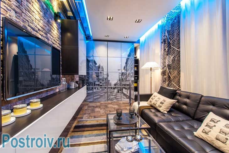 Прямоугольная гостиная отделанная в стиле лофт. Маленький столик возле дивана дает законченный вид - Фото Прямоугольная гостиная отделанная в стиле лофт. Маленький столик возле дивана дает законченный вид - Фото