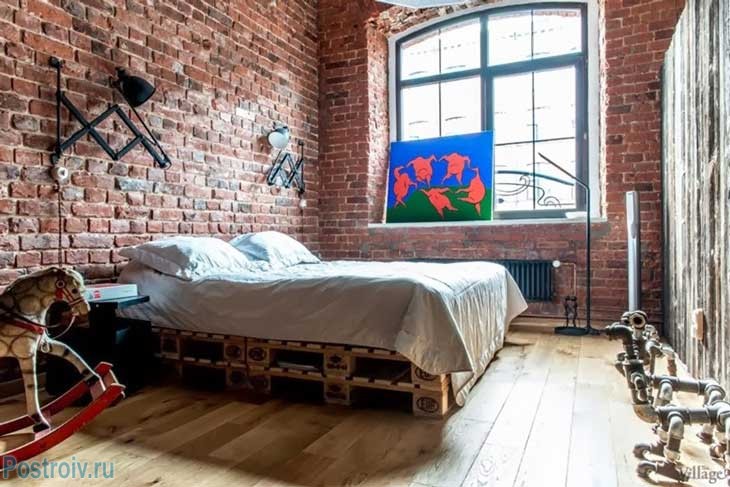 Индустриальная кровать в спальне. Фото
