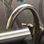 Недорогой смеситель на кухне. Фото
