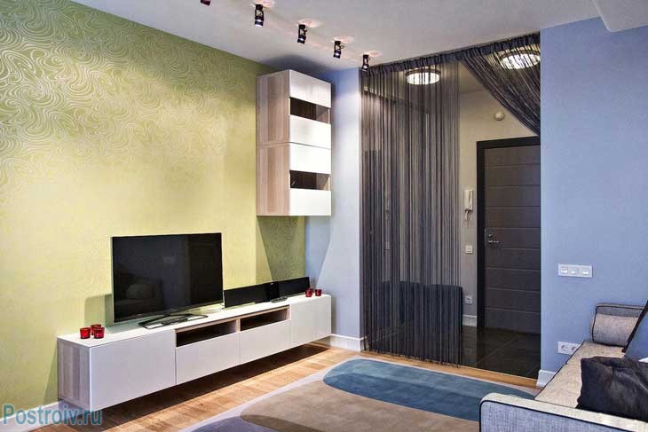 В зоне гостиной разместили современную тумбу под телевизор из IKEA