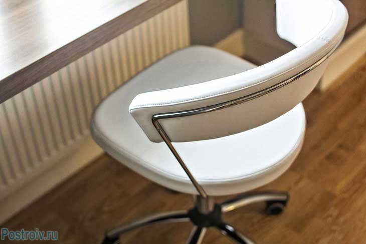 Рабочая зона в спальне. Фото