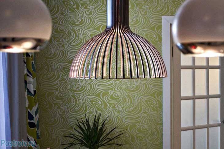 Основное освещение на кухне в виде деревянного абажура