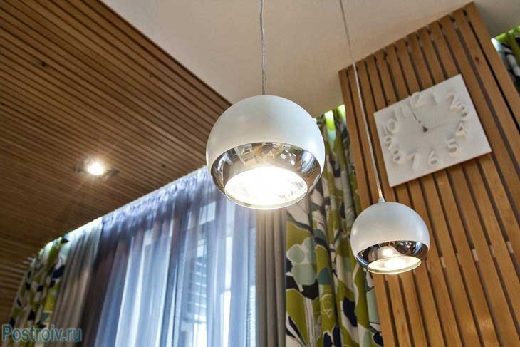 Дополнительные светильники в кухне. Фото
