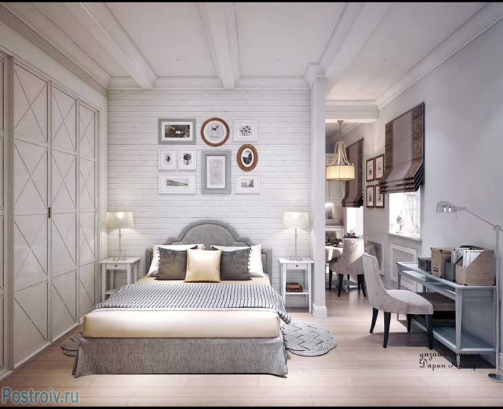 Большой белый шкаф в спальне и белые балки на потолке. Фото