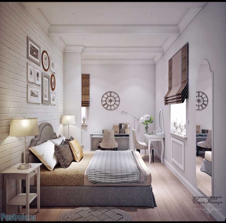 Стена декорирована фотографиями в рамках разного размера. Фото спальни