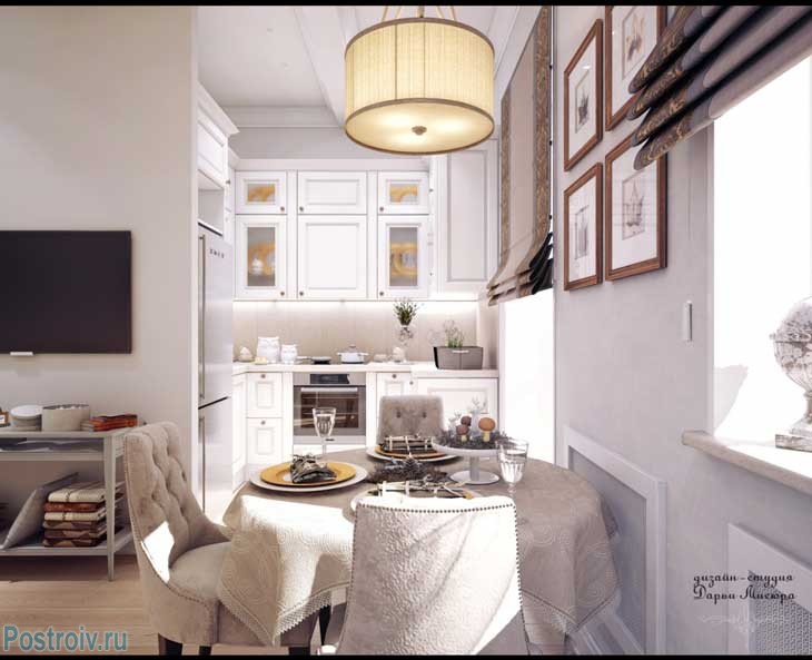 Коричневые римские шторы на окнах. Стена декорирована 4 картинками в рамках. Фото