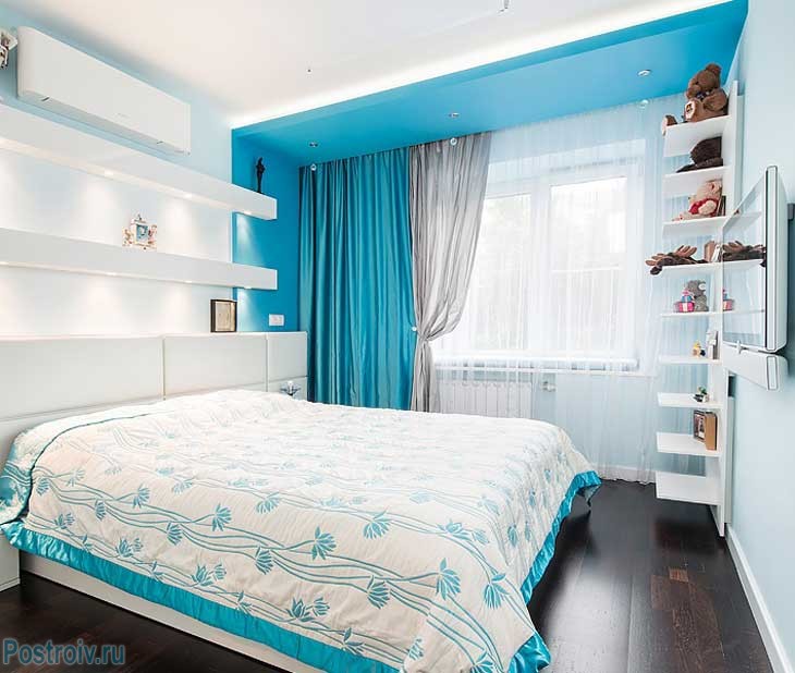 Спальня в белом и бирюзовом цветах. Фото