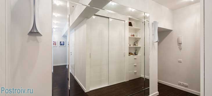 Зеркальная стена в прихожей. Фото