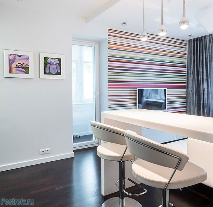 Полосатая акцентная стена в гостиной. Фото