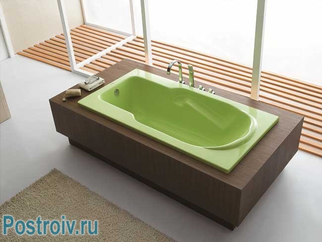 Акриловая зеленая ванна в интерьере. Фото