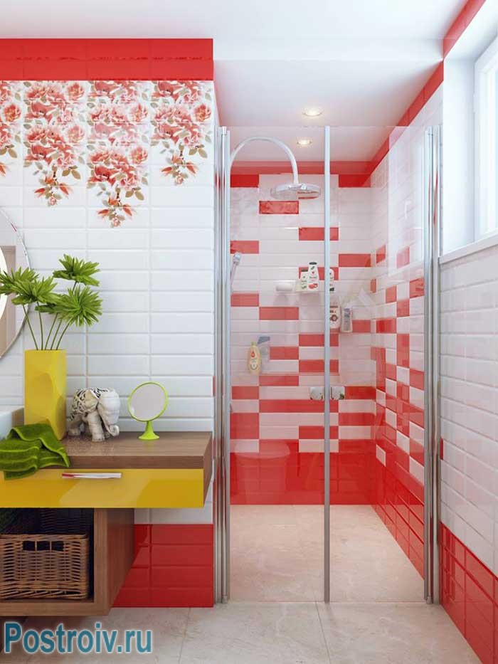 Интерьер красной ванной комнаты для заряда бодрости с утра