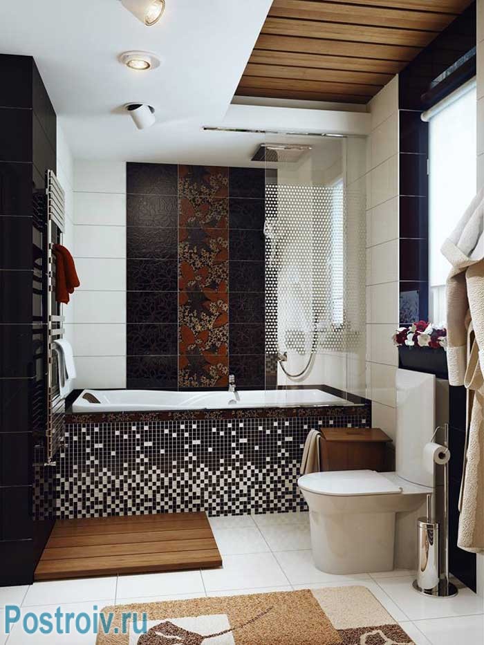 Обратите внимание на дизайн потолка в ванной комнате