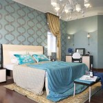Светлые обои с орнаментом в спальне. Дизайн проект