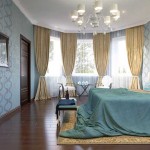 Светлые обои с орнаментом в спальне. Дизайн проект